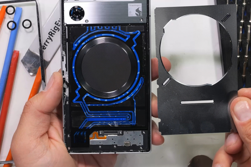 JerryRigEverything розібрав RedMagic 11 Pro: “Як іншопланетна технологія. Уявляю, як зрадіє Apple, коли винайде подібне років через 10